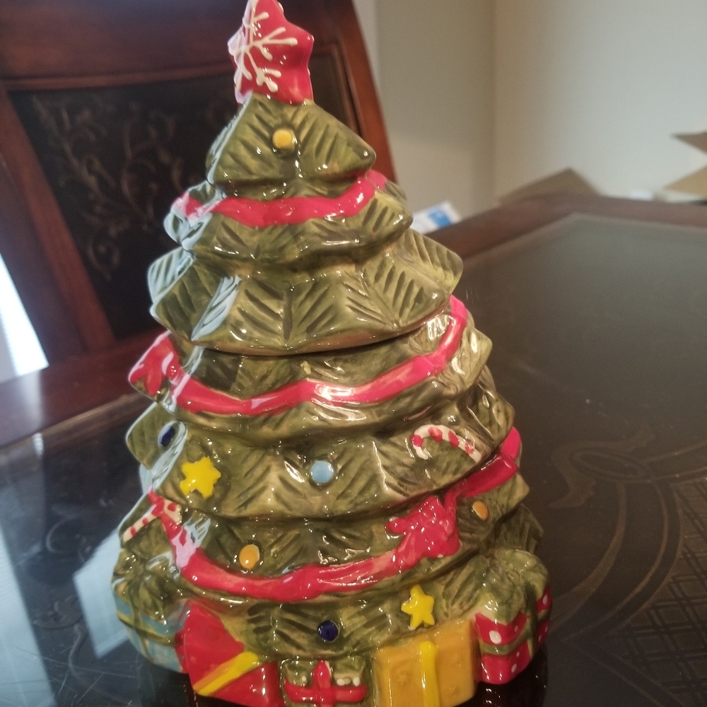 Gibson Home Stoneware Cookie Jar Treats Cookie Jar. 7.5 inches. Very cut…